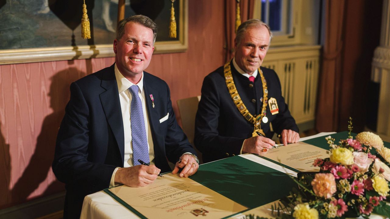 Foto: Sebastian Buff / Prinz Hubertus von Sachsen-Coburg und Gotha und DSB-Präsident Hans-Heinrich von Schönfels beim Unterschreiben der Protektorats-Urkunden.