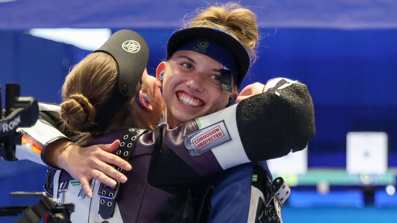 Foto: ESC / Jubel bei Xenia Mund und Finja Rentmeister (rechts) über die nächsten Team-Medaillen für die Gewehr-Juniorinnen.