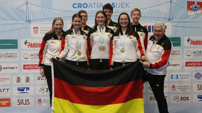 Foto: Ott / Gewinnen im Team zusammen den Europameistertitel: Xenia Mund, Theresa Schnell & Alyssa Ott Foto: Ott / Gewinnen im Team zusammen den Europameistertitel: Xenia Mund, Theresa Schnell & Alyssa Ott