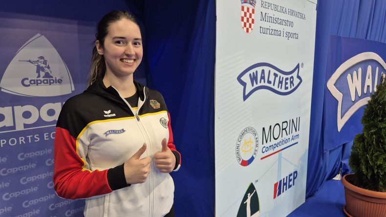 Foto: Jördis Grabe / Daumen hoch für Luftpistolenschützin Maxi Vogt, die mit Platz vier im Solo-Event knapp an einer Medaille vorbeischrammte. Foto: Jördis Grabe / Daumen hoch für Luftpistolenschützin Maxi Vogt, die mit Platz vier im Solo-Event knapp an einer Medaille vorbeischrammte.