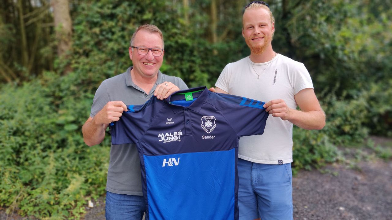 Foto: Schirumer Leegmoor / Trikotwechsel für Sander Nooij, der von Dasbach zu Schirumer Leegmoor wechselte und sich mit Trainer Jörg Kropp auf die neue Saison freut.