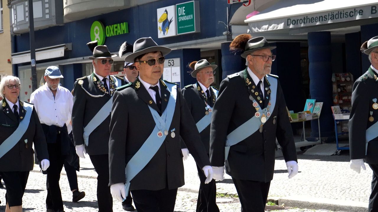 Foto: SVBB / Tradition, die bewahrt wird durch die Schützengilde zu Spandau - zu erkennen an dem blauen Band - dem Treueband des Wittelsbacher Hausordens.