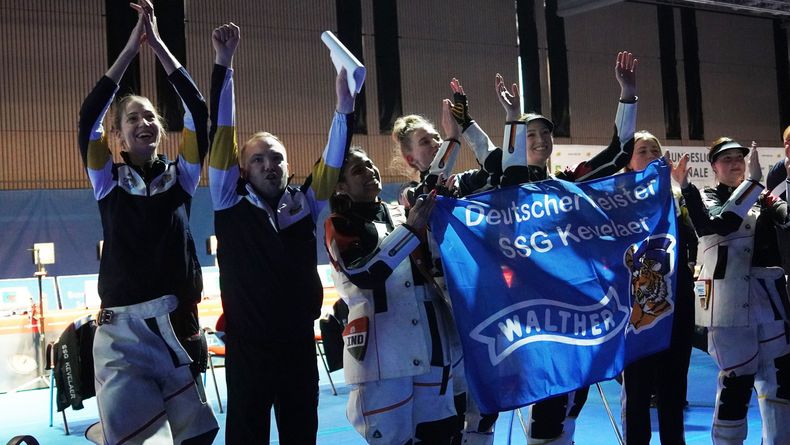 Foto: DSB / Meisterwelle! Das Team der SSG Kevelaer bejubelt den Gewinn des Titels - damit schlossen sie mit Rekordsieger Elsen auf. 