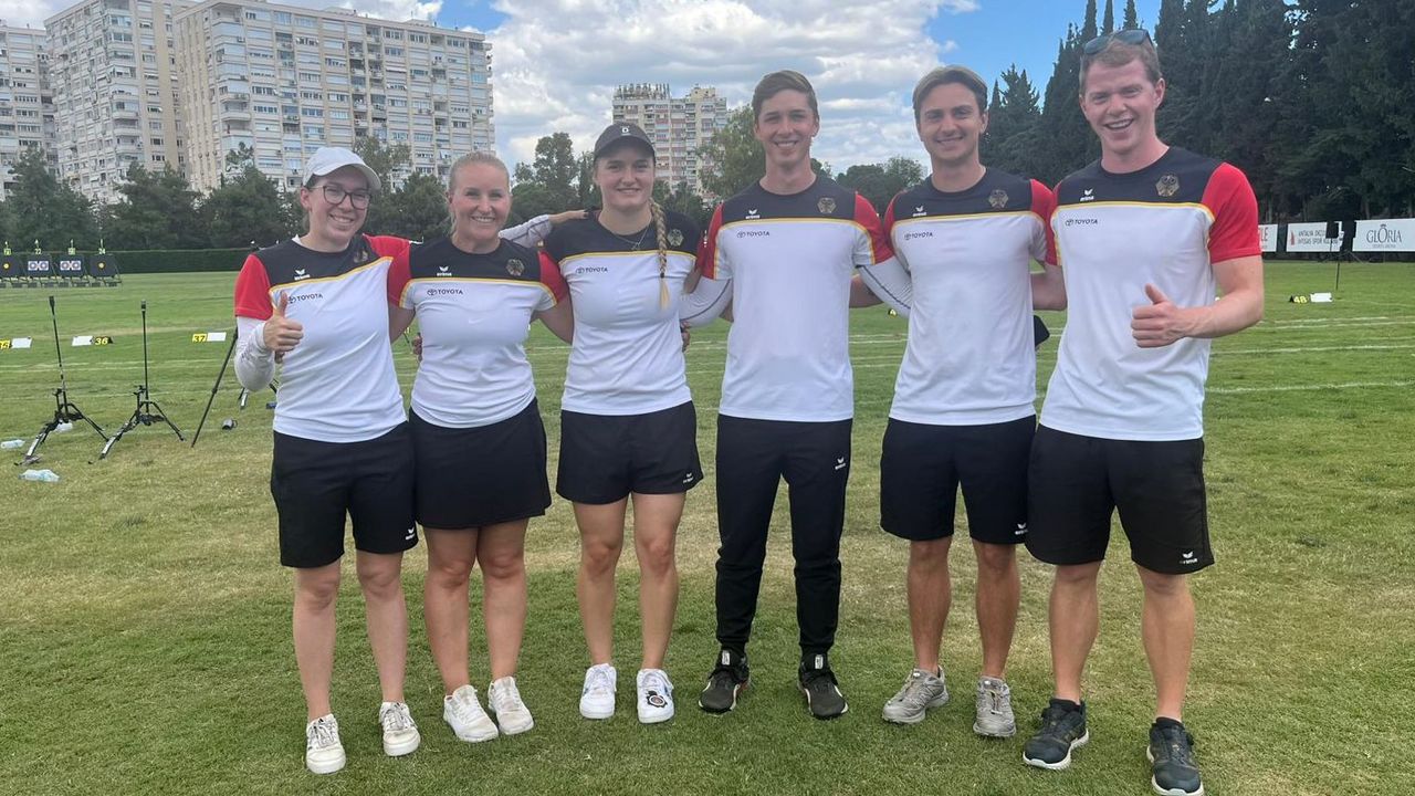 Foto: DSB / Schießen mit den Recurve-Teams um EM-Gold, v.l.: Elisa Tartler, Katharina Bauer, Charline Schwarz, Jonathan Vetter, Moritz Wieser und Mathias Kramer.