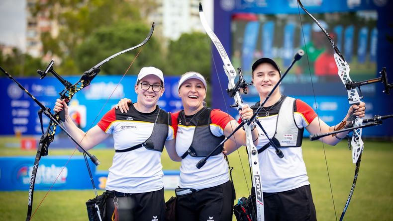 Foto: Türkiye Okçuluk Federasyonu / Elisa Tartler (links) jubelte an der Seite von Katharina Bauer und Charline Schwarz über Team-Gold in Antalya.