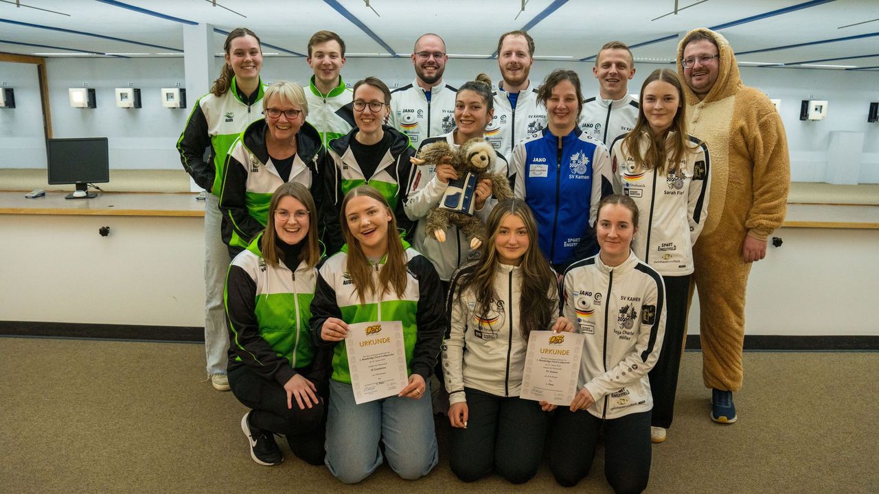 Foto: Johann Penner / Siegerbild in Hannover: Die Gewehrteams des SV Kamen und des SV-Emsdetten (grün-weiß) setzten sich in der Relegation durch.