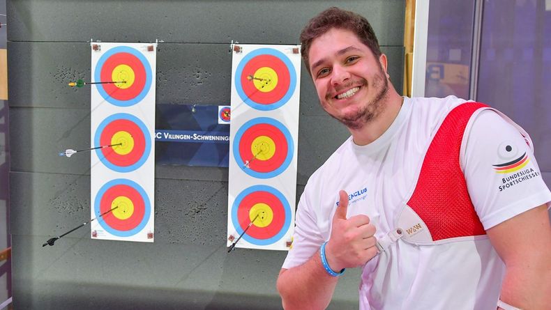 Foto: Eckhard Frerichs / Darum geht es! Alle Pfeile in die 10 - Florian Faber (auf dem Foto von 2023) strebt das mit seinem Team vom BC Villingen-Schwenningen beim 10. Bundesligafinale in Wiesbaden an.