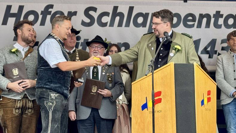 Foto: Stadt Hof / Hofer Schlappenkönig 2025 wurde Rainer Krauß, der als Insignien seiner Königswürde Königskette und Zitrone erhielt. Zudem erhielt er das Privileg, ein Jahr kostenlos auf allen öffentlichen Parkplätzen im Stadtbereich zu parken.