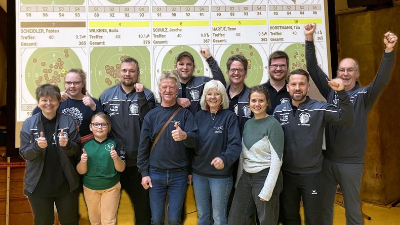 Foto: Lindwedel / Der SV Lindwedel bejubelte zusammen mit ihren Fans den 4:1 Erfolg über die SSG Teutoburger Wald. 