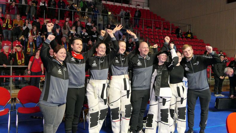 Foto: DSB / Die Hände zum Himmel! Das Luftgewehr-Team des ST Hubertus Elsen könnte mit einem Sieg im Goldfinale zum alleinigen Rekordsieger avancieren. Foto: DSB / Die Hände zum Himmel! Das Luftgewehr-Team des ST Hubertus Elsen könnte mit einem Sieg im Goldfinale zum alleinigen Rekordsieger avancieren.