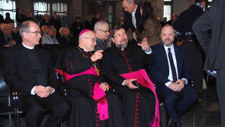 Foto: Erhard Waber / Die Ehrengäste der Generalversammlung der KSGi im Krönungssal des Aachener Rathauses 2026 v.l.: Weihbischof Karl Borsch, Bischof Helmut Dieser, Gastbischof Dr. Jean-Pierre Delville und OB Michael Ziemons.