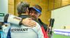 Foto: ISSF / Nach seinem Sensations-Triumph bei der WM in Kairo wurde Weltmeister Maximilian Dallinger von Bundestrainer Wolfram Waibel beglückwünscht.