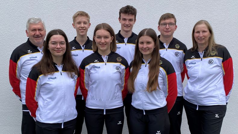Foto: DSB / Das DSB-Gewehrteam der Junioren bei der EM: vorne v.l.:Alyssa Ott, Theresa Schnell, Xenia Mund, hinten v.l.: Rainer Bauer, Alexander Karl, Luis Eichenseer, Florian Beer, Claudia Kulla. Foto: DSB / Das DSB-Gewehrteam der Junioren bei der EM: vorne v.l.:Alyssa Ott, Theresa Schnell, Xenia Mund, hinten v.l.: Rainer Bauer, Alexander Karl, Luis Eichenseer, Florian Beer, Claudia Kulla.