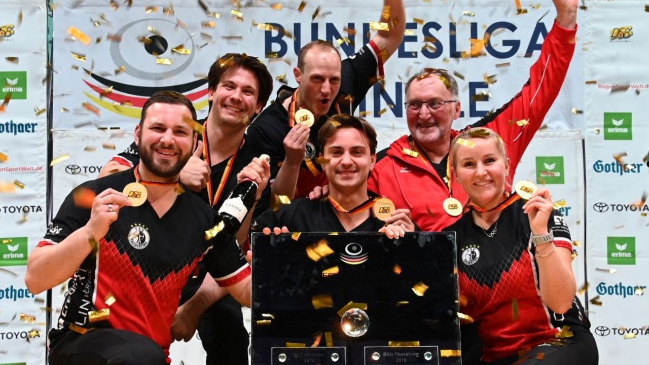 Foto: Eckhard Frerichs / Goldmedaillen und -glitter sowie den Meisterspiegel für den nun alleinigen Rekordmeister FSG Tacherting.