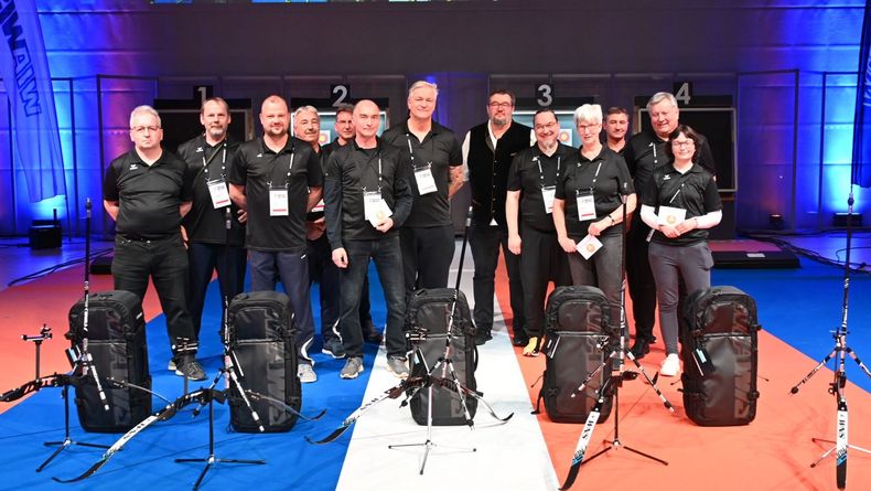 Foto: Eckhard Frerichs / Dankeschön! Die fünf unterstützenden Vereine beim Bundesligafinale erhielten allesamt einen Bogen von DSB-Partner Win&Win für die Vereinsarbeit. Foto: Eckhard Frerichs / Dankeschön! Die fünf unterstützenden Vereine beim Bundesligafinale erhielten allesamt einen Bogen von DSB-Partner Win&Win für die Vereinsarbeit.