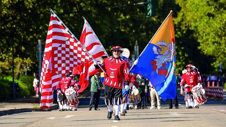 Foto: SVS / Ein typisches Bild im Saarland: Fahnenabordnungen und Musikzüge begleiten den Schützenumzug.