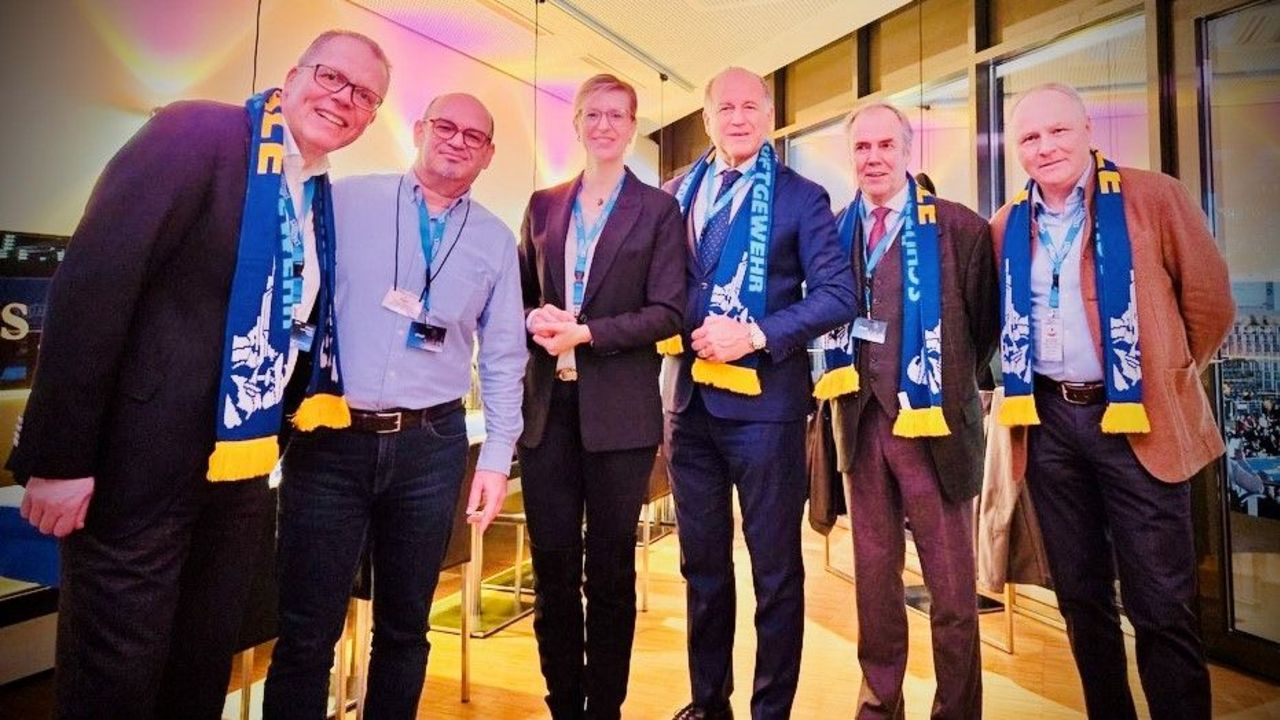 Foto: DSB / Hoher Besuch beim Bundesligafinale, v.l.: DSB-Bundesgeschäftsführer Jörg Brokamp, Michael Rohar, Präsident israelischer Schießsportverband, Katrin Albsteiger, OB Neu-Ulm, ISSF-Präsident Luciano Rossi, DSB-Präsident Hans-Heinreich von Schönfels, Bernhard Knöbel, Geschäftsführer Carl Walther GmbH.