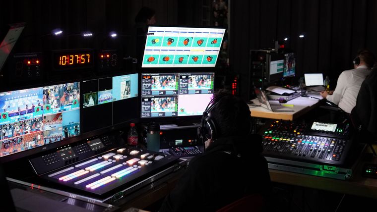 Foto: DSB / Blick in die TV-Regie und Kommentatorenplatz (rechts) beim Bundesligafinale in Rotenburg an der Fulda.
