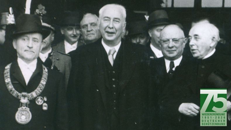 Foto: DSB / Die feierliche Proklamation am 18.11.1951 fand im Beisein von Bundespräsident Theodor Heuss statt, der hier rechts vom damaligen DSB-Präsidenten Dr. Paul Wehner steht.