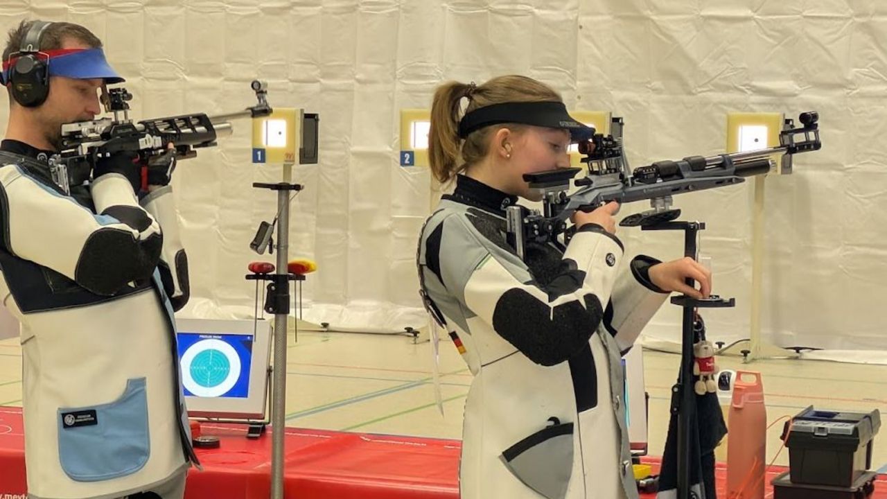 Foto: SV Petersaurach / Theresa Schnell (rechts) schoss sich mit dem SV Petersaurach ins das Bundesligafinale und nimmt nun an der EM-Qualifikation der Juniorinnen teil.