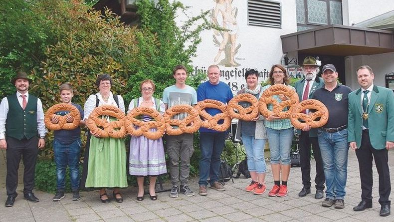 Foto: SBSV / Als Gewinn werden aktuell große Brezeln beim Rugili ausgegeben, früher gab es Brot.