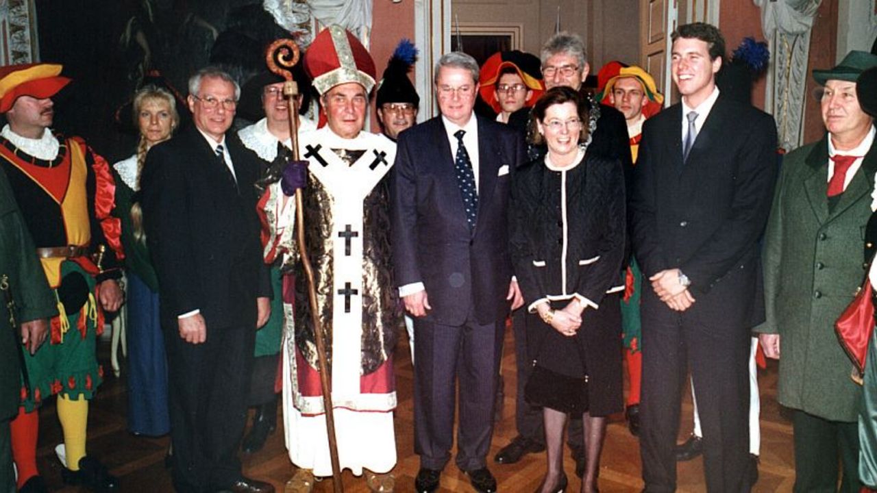 Foto: Thüringer Schützenbund / Auf Prinz Andreas (Mitte) - hier bei einem Empfang auf Schloss Friedenstein - folgt sein Sohn Prinz Hubertus (2.v.r.) als Protektor des Deutschen Schützenbundes.