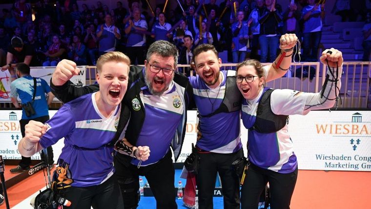 Foto: Eckhard Frerichs / Ein gewohntes Bild in Wiesbaden: Zum vierten Mal siegten Michelle Kroppen, Trainer Andreas Blaschke, Maximilian Weckmüller und Elisa Tartler mit der BSG Ebersberg.