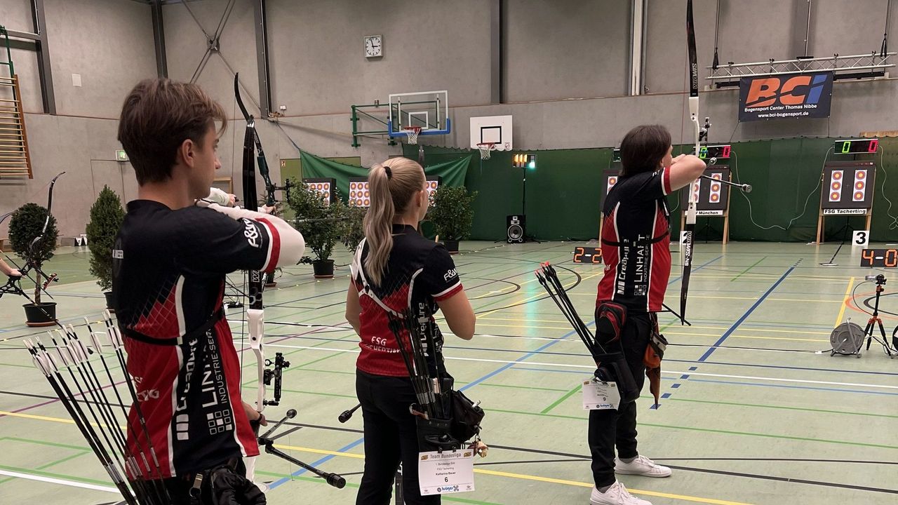 Foto: Tacherting / Titelverteidiger FSG Tacherting, hier mit Moritz Wieser, Katharina Bauer und Michael Reiter (v.l.), schoss am ersten Bundesliga-Wochenende wie aus einem Guss und blieb ohne jeglichen Punktverlust.