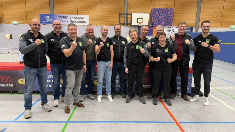 Foto: Falke Dasbach / Siegerfaust beim Team des SV Falke Dasbach, das die ersten beiden Matches der Saison gewann. Foto: Falke Dasbach / Siegerfaust beim Team des SV Falke Dasbach, das die ersten beiden Matches der Saison gewann.