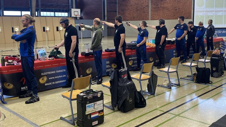 Foto: SV Lindwedel / Wie schon in der vergangenen Saison muss der SV Lindwedel (schwarze Shirts) in die Relegation. Foto: SV Lindwedel / Wie schon in der vergangenen Saison muss der SV Lindwedel (schwarze Shirts) in die Relegation.