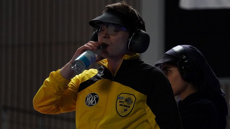 Foto: DSB / Volle Konzentration und nochmal einen Schluck aus der Pulle, dann geht es los für Michael Schwald (ESV Weil am Rhein) und Haniyeh Rostamiyan (SpSch Pier).