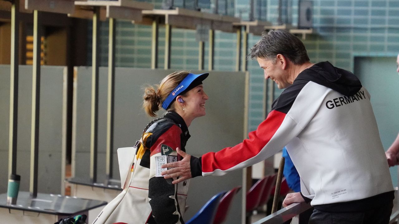 Foto: DSB / Freuen sich auf den Heim-Weltcup und würden zu gerne in den Finals vertreten sein: Anna Janßen und Gewehr-Bundestrainer Wolfram Waibel.