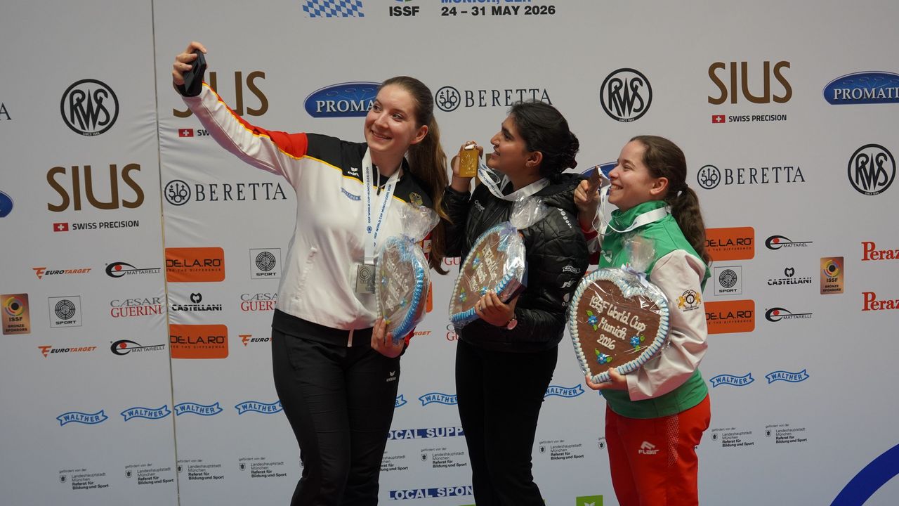 Foto: DSB / Sieger-Selfie mit Doreen Vennekamp, der Inderin Esha Singh und der Bulgarin Miroslava Mincheva.