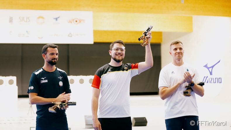 Foto: FFTIR / So sah es bei der EM 2025 aus: Florian Peter jubelt über den EM-Titel, die Franzosen Clement Bessaguet (links) und Jean Quiquampoix applaudieren. 