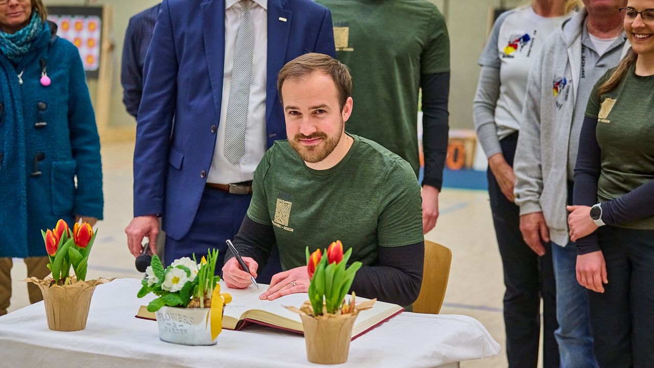 Foto: Ingo Wächter / Große Ehre für Florian Unruh, der sich in das Goldene Buch der Stadt Verden eintragen durfte.