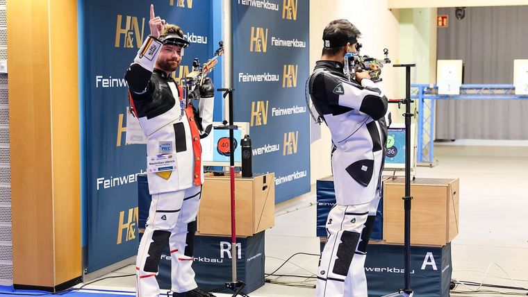 Foto: Stefan Hess / Maximilian Ulbrich feiert seine 400 im Duell mit dem Inder Divyansh Singh Panwar vom SV Fenken.