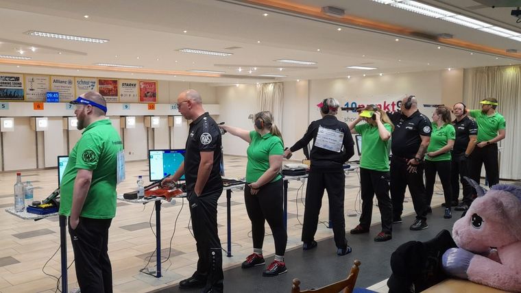 Foto: Raesfeld / Die SpSch Raesfeld (in schwarz hier gegen Wathlingen) siegten am Wochenende doppelt und verließen somit die Abstiegsplätze.