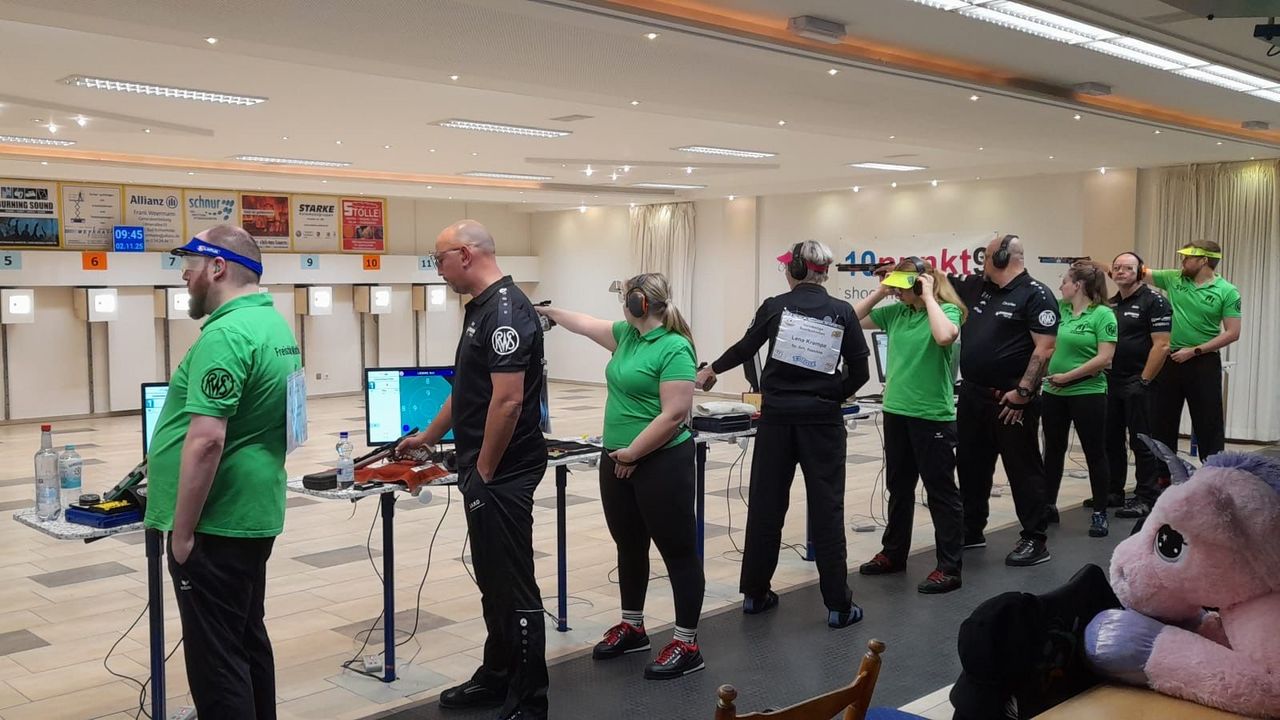 Foto: Raesfeld / Die SpSch Raesfeld (in schwarz hier gegen Wathlingen) siegten am Wochenende doppelt und verließen somit die Abstiegsplätze.