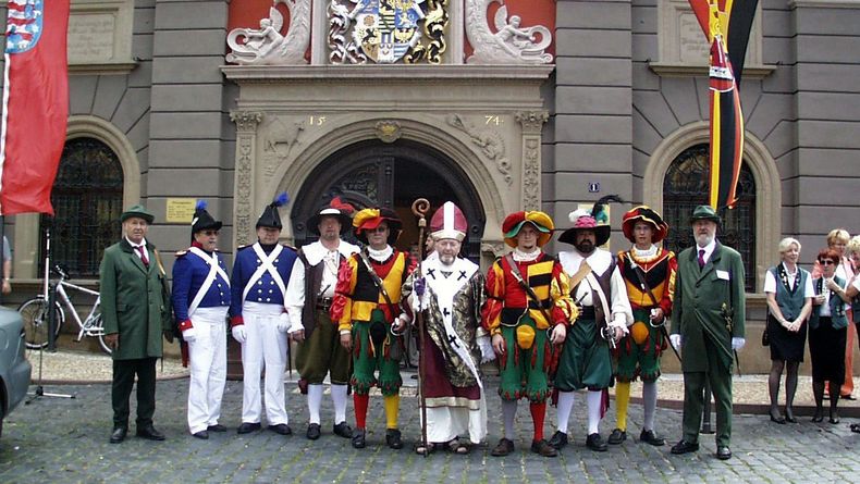 Foto: Thüringer Schützenbund / Die Historischen Gothaer Torwachen vor dem Rathaus. Foto: Thüringer Schützenbund / Die Historischen Gothaer Torwachen vor dem Rathaus.