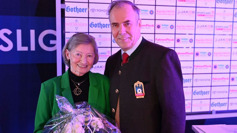 Foto: Eckhard Frerichs / Mit Christel Dohm-Schwarze verabschiedete Hans-Heinrich von Schönfels eine ganz Große des Bogensports. Foto: Eckhard Frerichs / Mit Christel Dohm-Schwarze verabschiedete Hans-Heinrich von Schönfels eine ganz Große des Bogensports.